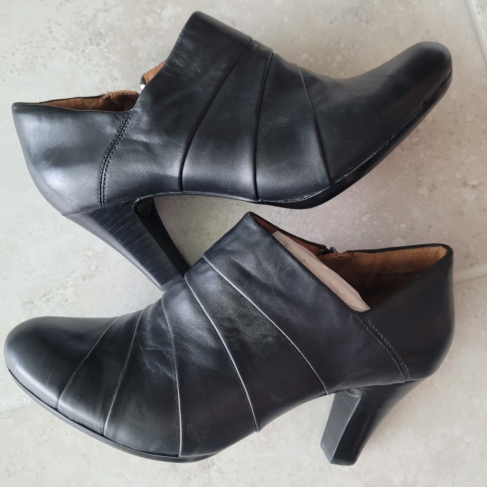 Clark Atisian black boot with zipper and comfort arch support footbeds. Size 10